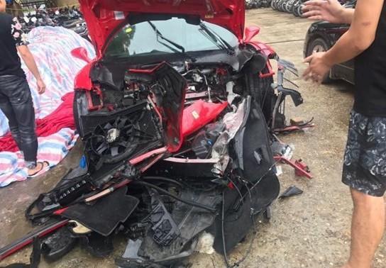 Siêu xe Ferrari 16 tỷ của Tuấn Hưng “nát be bét” sau tai nạn