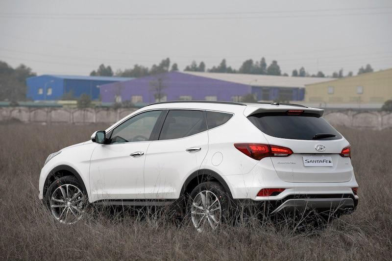 Nên mua Hyundai SantaFe 2016 bản máy xăng hay máy dầu?