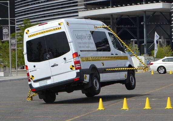 Hệ thống cân bằng điện tử ESP trên ô tô có tác dụng gì?