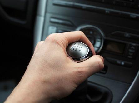 5 điều bạn không bao giờ được làm khi lái xe số sàn
