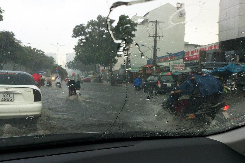 Giải quyết nỗi ám ảnh khi lái ô tô trong mùa mưa
