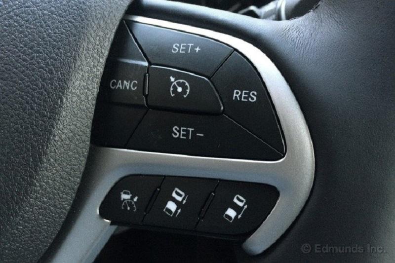 Giải quyết nỗi ám ảnh khi lái ô tô trong mùa mưa