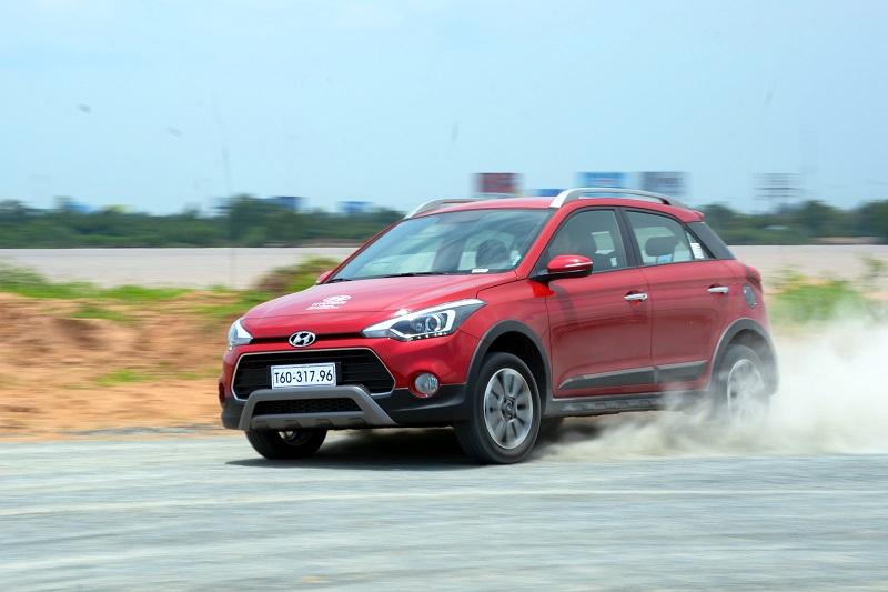 Nên mua Hyundai i20 Active hay Ford Ecosport với 700 triệu đồng?