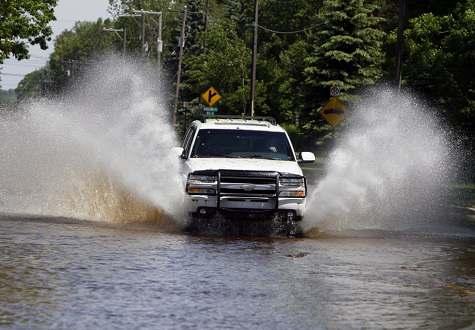 Làm thế nào để khởi động xe khi bị thủy kích mùa bão lũ?