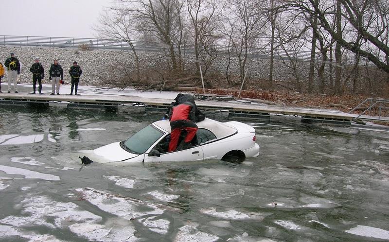 Làm thế nào để khởi động xe khi bị ngập nước, thủy kích?