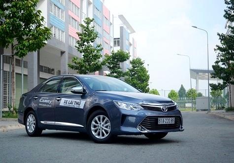 Nên mua Toyota Camry hay Mercedes-Benz C200?