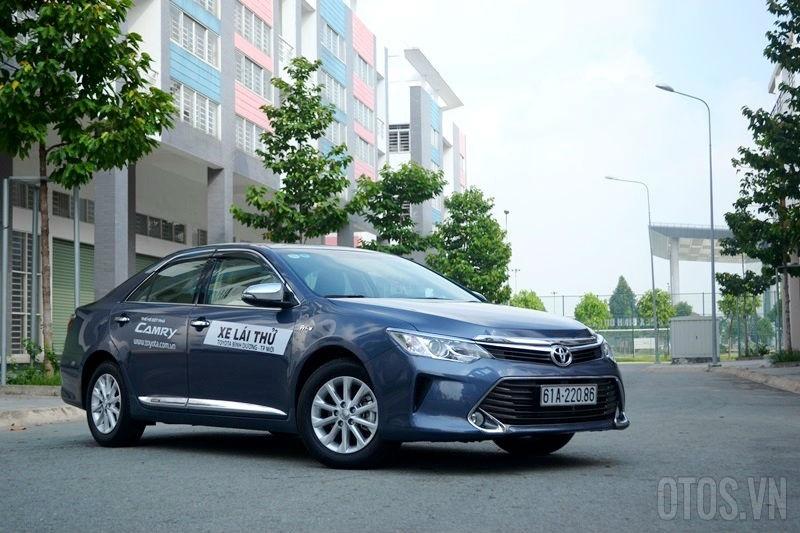 Nên mua Toyota Camry hay Mercedes-Benz C200?