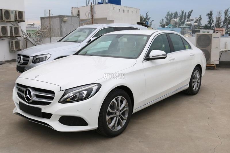 Nên mua Toyota Camry hay Mercedes-Benz C200?