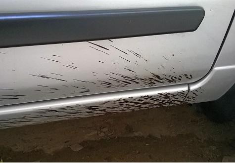 Làm thế nào để tẩy nhựa đường dính trên thân xe mà không gây hại bề mặt sơn?