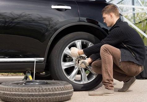 Khi thay bánh xe dự phòng cần chú ý những gì?