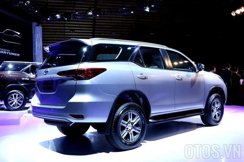 Nên mua Toyota Fortuner 2017 hay Hyundai SantaFe 2017