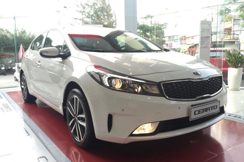 Khoảng 700 triệu đồng, nên mua Kia Cerato Hatchback hay Ford Focus Trend mới?