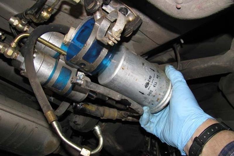 Cách loại bỏ nước trong bình xăng ô tô