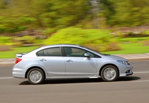 Những quy định về chuyển hướng và lùi xe các tài xế cần nắm rõ