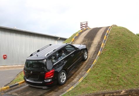 Hệ thống khởi hành ngang dốc hoạt động như thế nào?