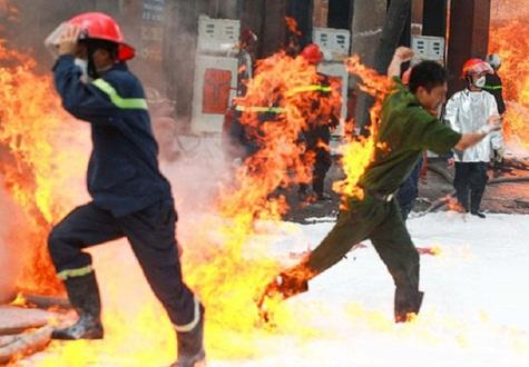 Quên tắt máy khi đang đổ xăng có thể dẫn đến cháy nổ?