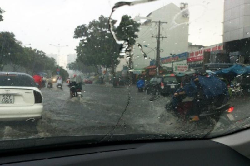 Làm gì để bảo vệ “xế yêu” mùa mưa bão?