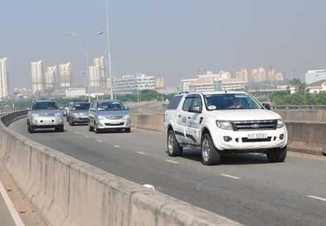 Ô tô được phép vượt phải trong trường hợp nào?