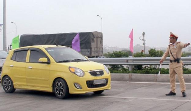 Qua hầm đường bộ không bật đèn chiếu sáng có bị tước quyền sử dụng GPLX?