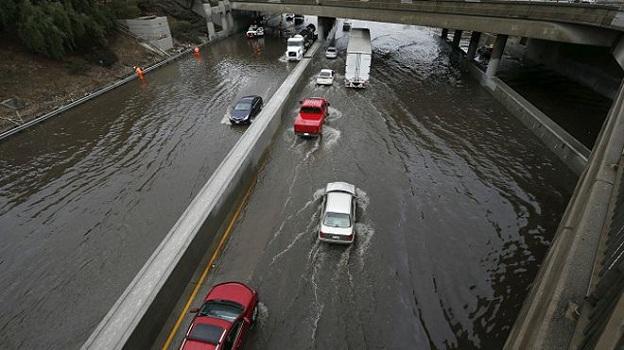 Kinh nghiệm “vàng” khi lái xe mùa mưa bão
