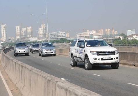 Vượt phải trên đường có hai làn đường cùng chiều có bị phạt?