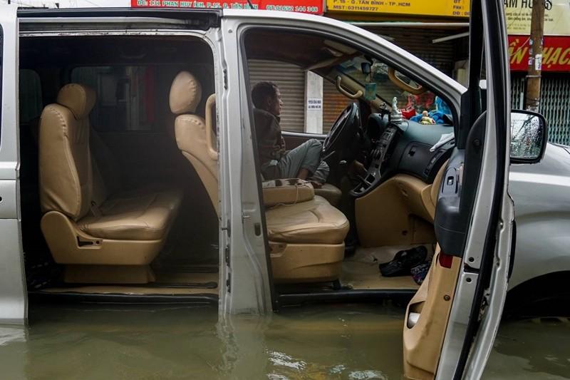 Hàng trăm ôtô chết máy trên đường ngập ở Sài Gòn