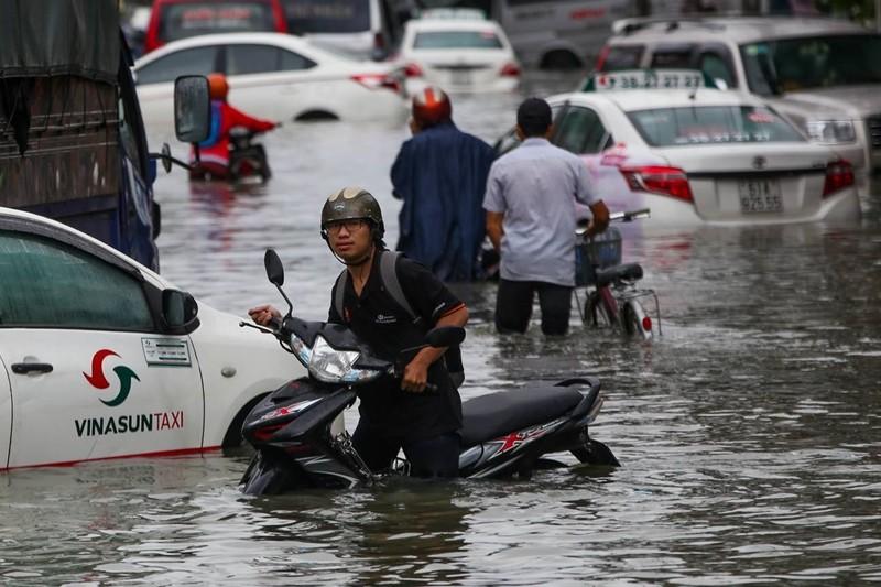Hàng trăm ôtô chết máy trên đường ngập ở Sài Gòn