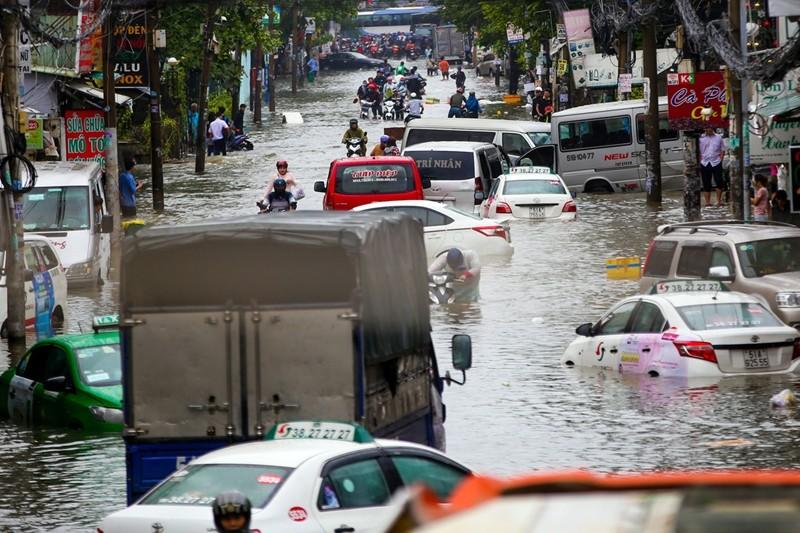 Hàng trăm ôtô chết máy trên đường ngập ở Sài Gòn
