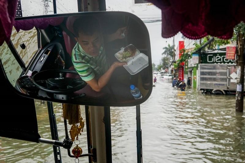 Hàng trăm ôtô chết máy trên đường ngập ở Sài Gòn