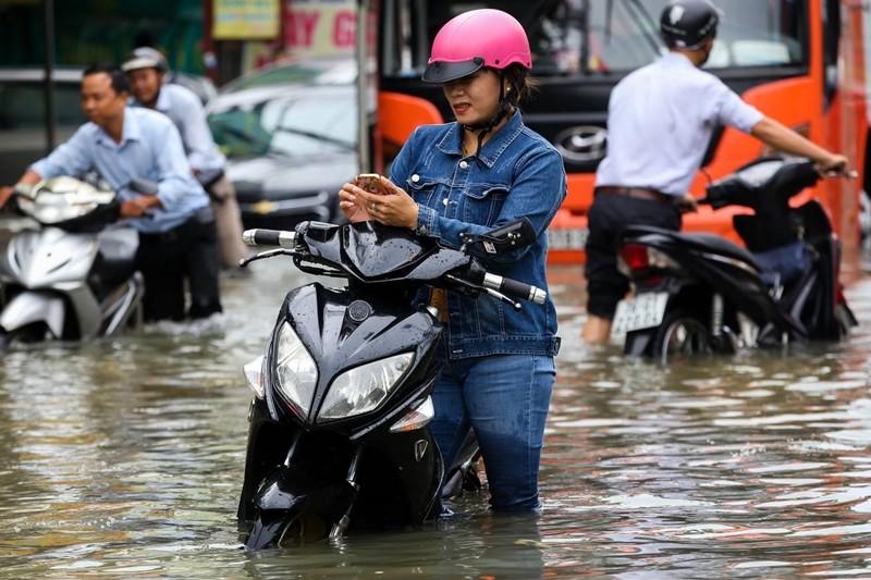 Hàng trăm ôtô chết máy trên đường ngập ở Sài Gòn