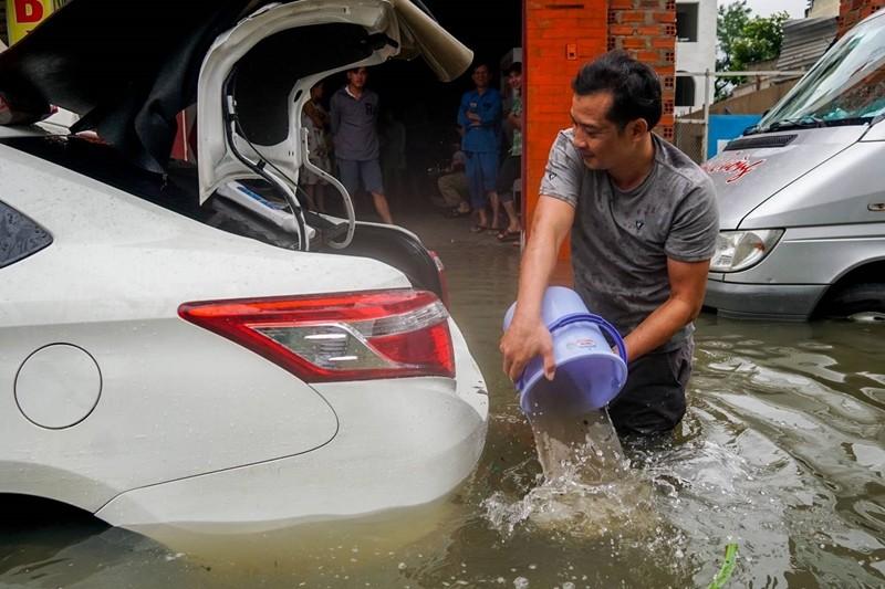 Hàng trăm ôtô chết máy trên đường ngập ở Sài Gòn