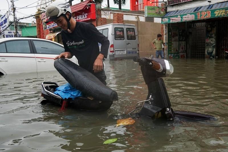 Hàng trăm ôtô chết máy trên đường ngập ở Sài Gòn