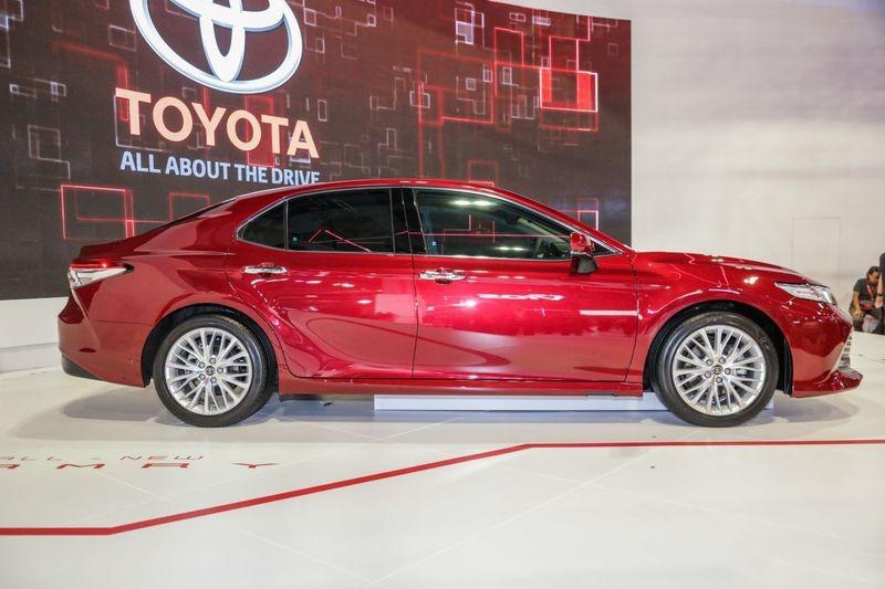 Phần hông chiếc sedan Toyota Camry 2019