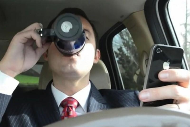 Không xài điện thoại khi lái xe. | Carmudi.vn