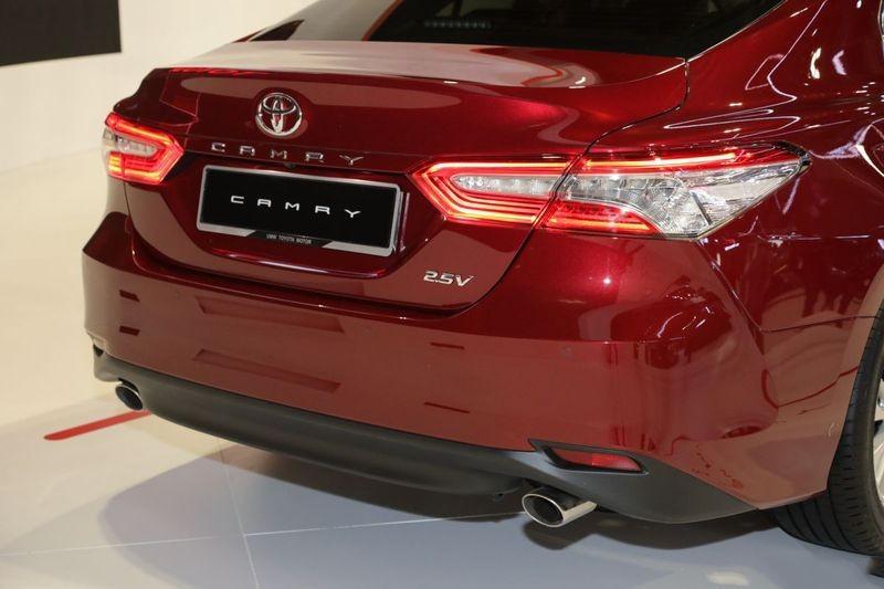 phần sau chiếc sedan Toyota Camry 2019