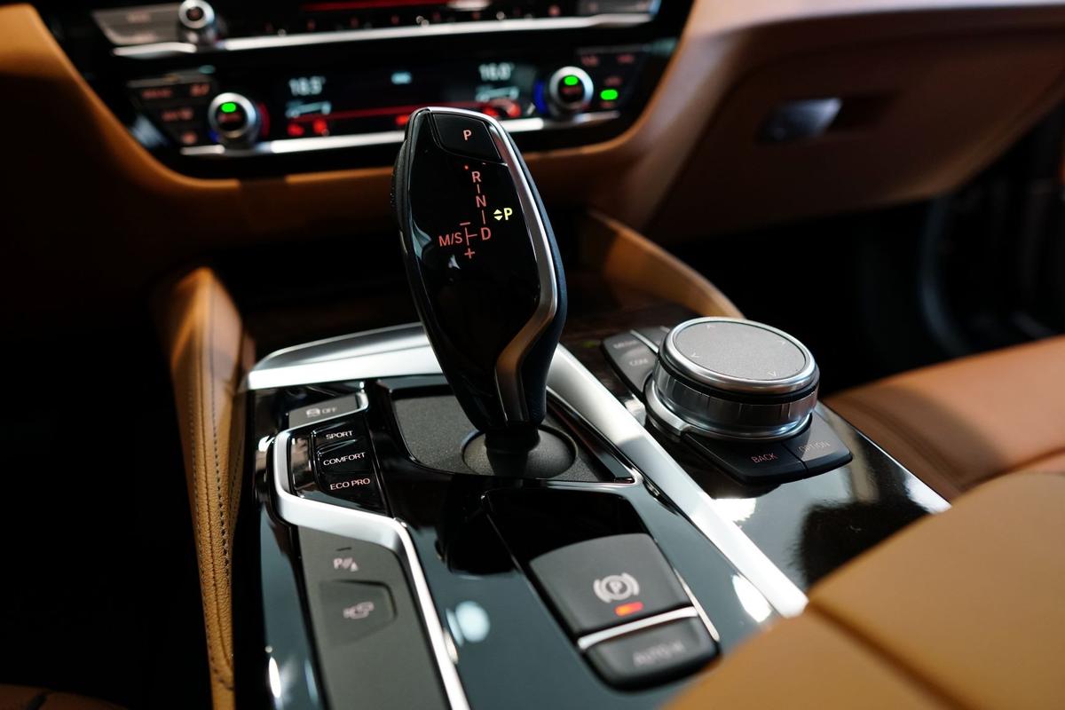 Cần số của xe BMW 5-Series 2019 | Carmudi.vn