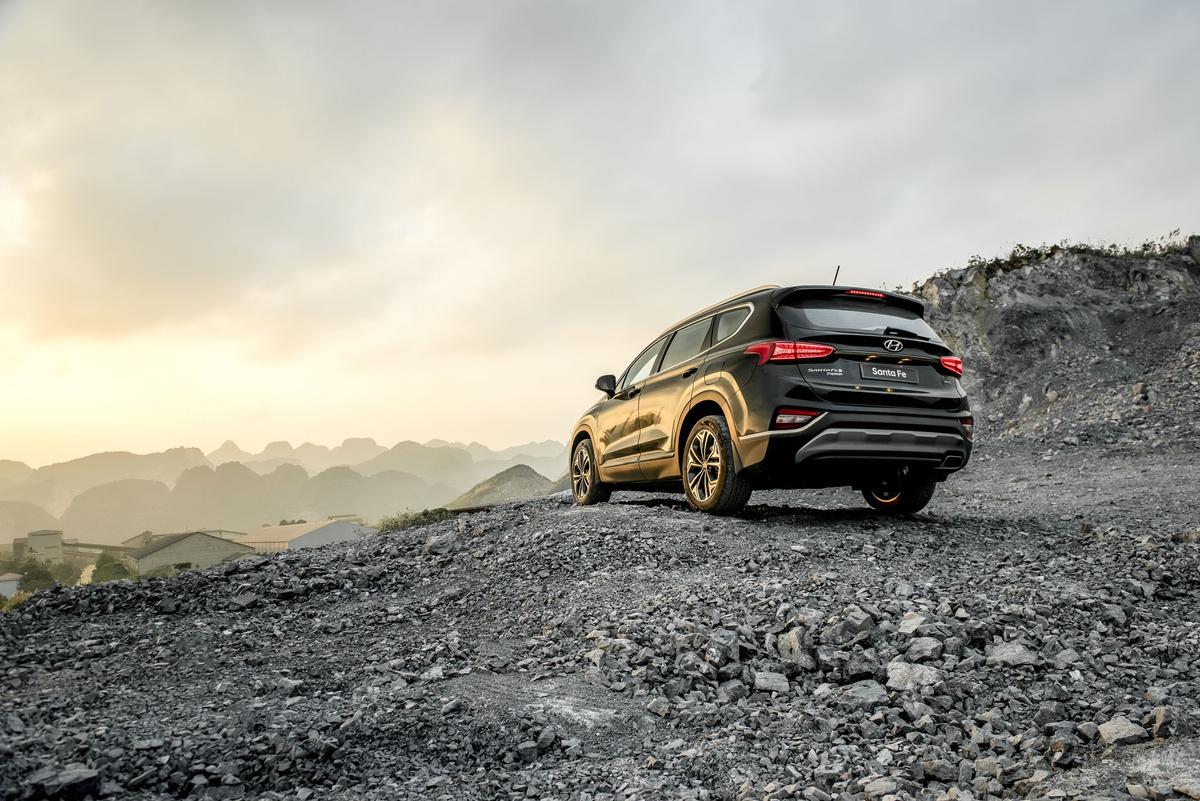 Thiết kế phần sau của chiếc Hyundai SantaFe