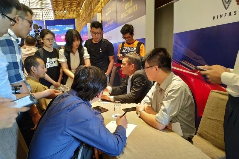 ông Võ Quang Huệ đại diện Vinfast trả lời báo chí
