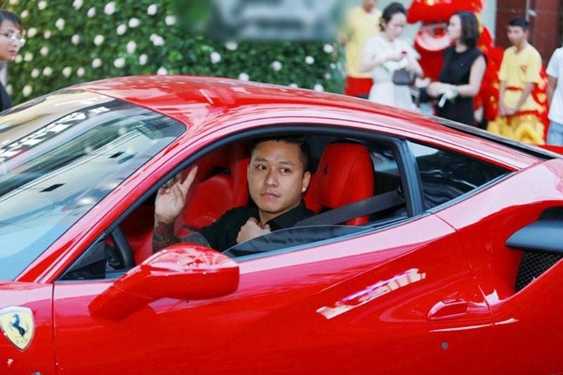 Siêu xe Ferrari 16 tỷ của Tuấn Hưng “nát be bét” sau tai nạn
