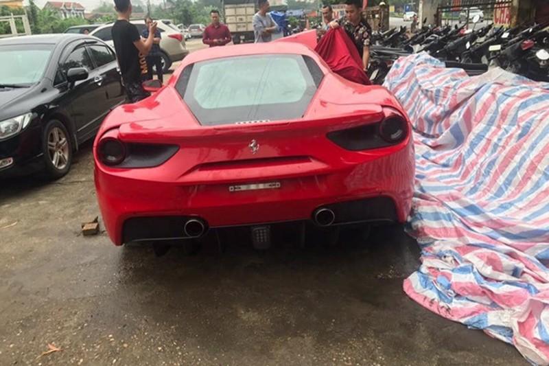 Siêu xe Ferrari 16 tỷ của Tuấn Hưng “nát be bét” sau tai nạn