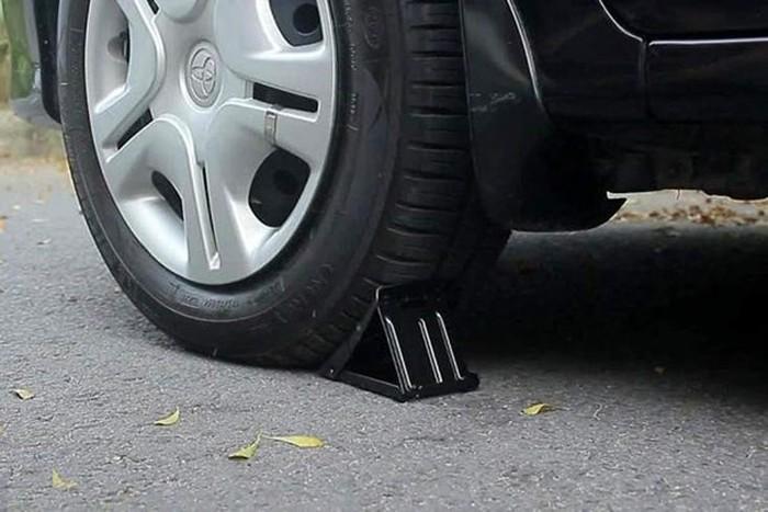 Chèn bánh, khoá cửa, bật đèn cảnh báo nguy hiểm