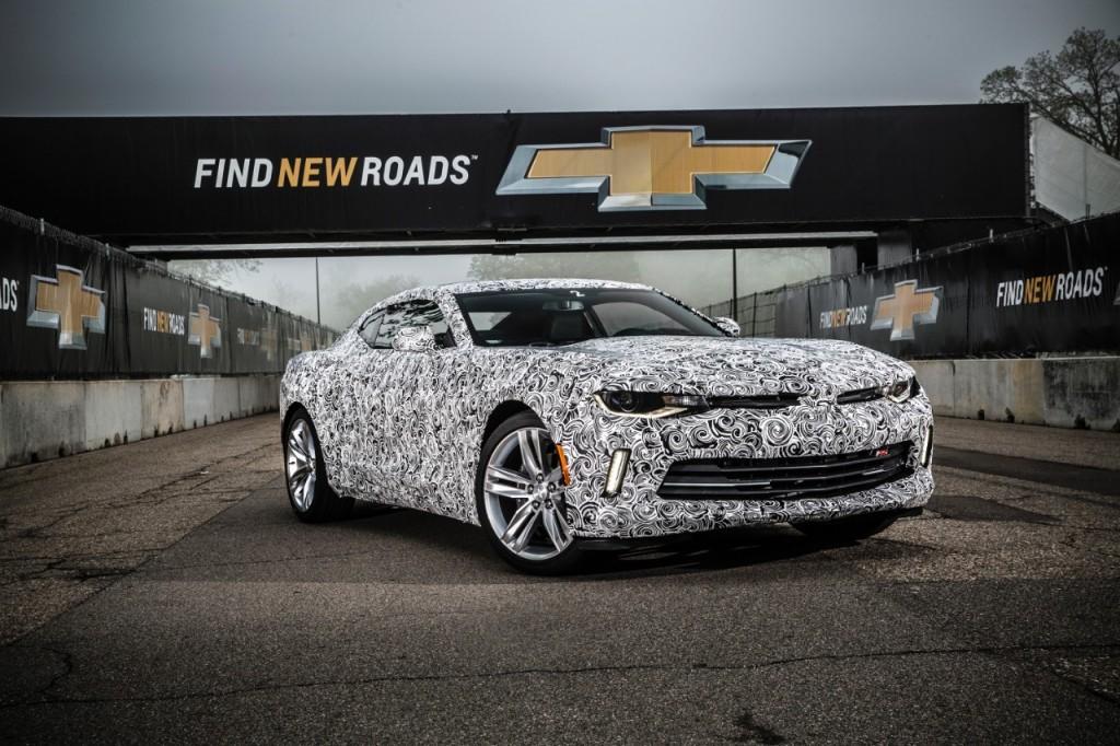 Video: Màn ra mắt ấn tượng của “gã cơ bắp” Chevrolet Camaro 2016