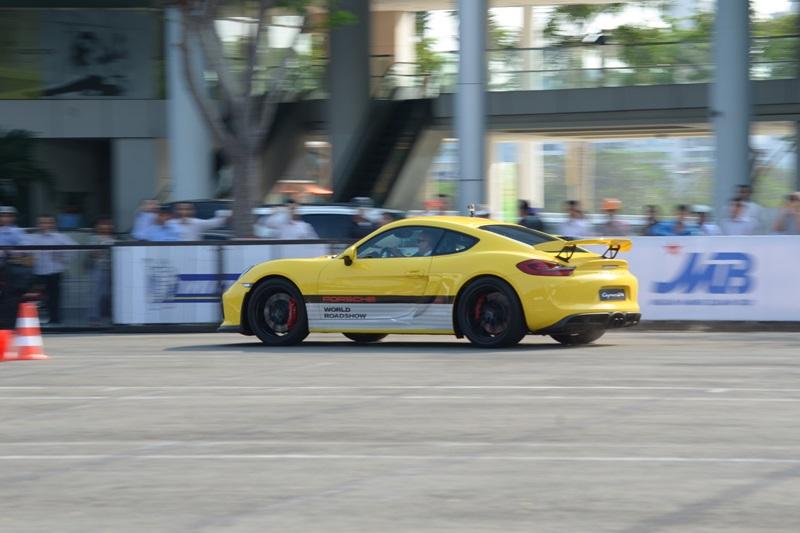 Nghẹt thở với màn drift của bộ 3 xe Porsche giữa Sài Gòn