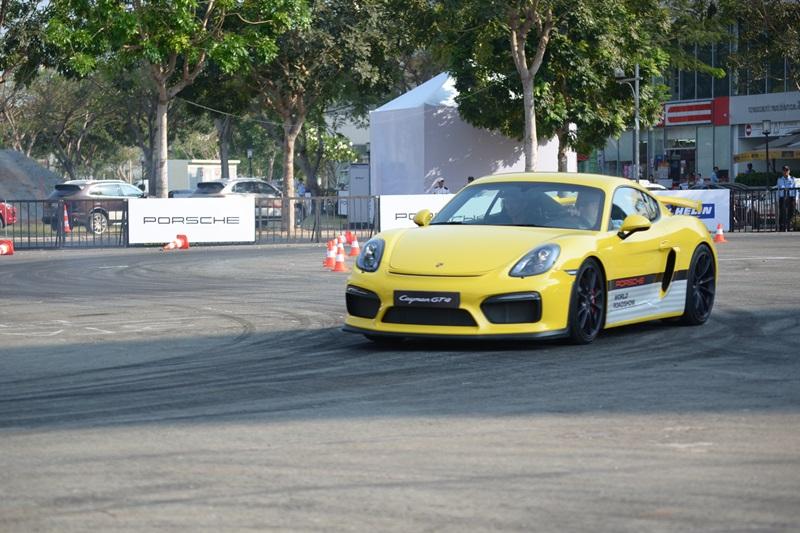 Nghẹt thở với màn drift của bộ 3 xe Porsche giữa Sài Gòn