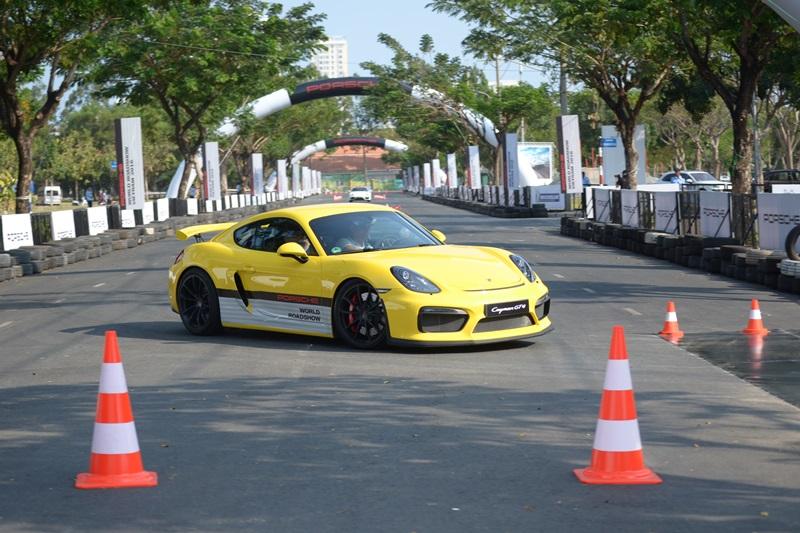 Nghẹt thở với màn drift của bộ 3 xe Porsche giữa Sài Gòn