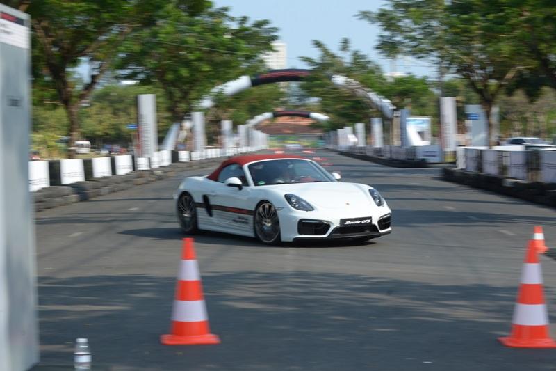 Nghẹt thở với màn drift của bộ 3 xe Porsche giữa Sài Gòn