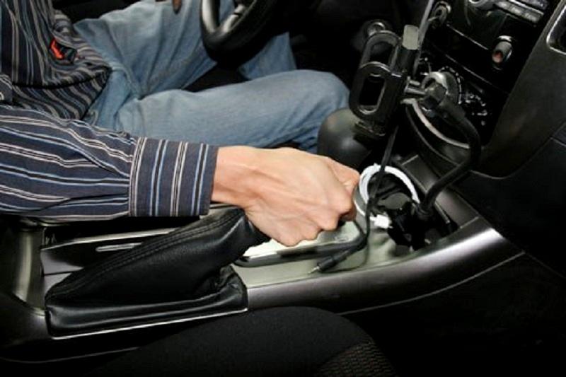 Thói quen về P trước khi phanh tay hại xe thế nào