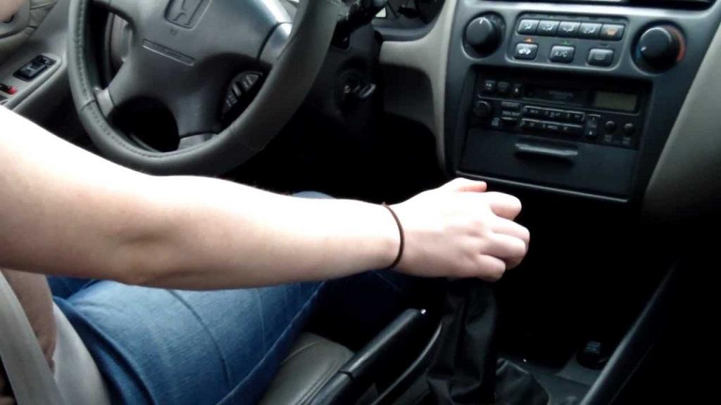 Tìm hiểu sự khác biệt giữa hộp số sàn và số tự động