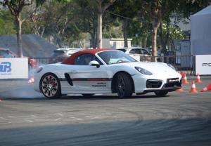 "Nghẹt thở" với màn drift của bộ 3 xe Porsche giữa Sài Gòn