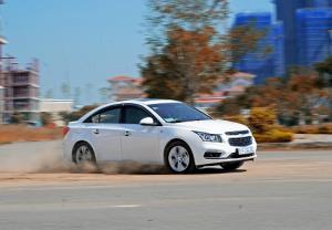 Xe sedan hạng C, có nên mua Chevrolet Cruze 2016?